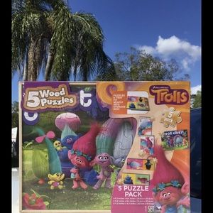 TROLLS 5 Wood Jigsaw Puzzles & Storage Box Tray